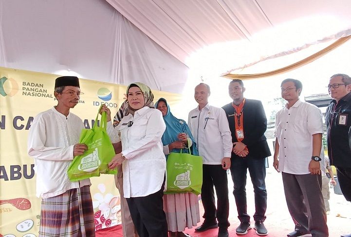 Penanganan Stunting, Bupati Serang Salurkan Bantuan Telur dan Ayam Potong