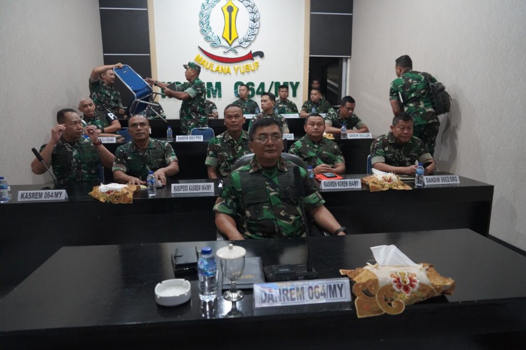 Melalui Video Conference, Danrem 064/MY Mengikuti Pengarahan Panglima TNI Melalui Video Conference, Danrem 064/MY Mengikuti Pengarahan Panglima TNI