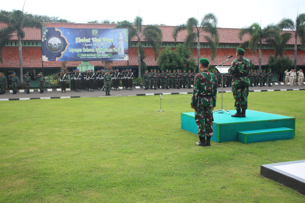 Dandenpal III/4 Serang Pimpin Upacara Bendera Mingguan