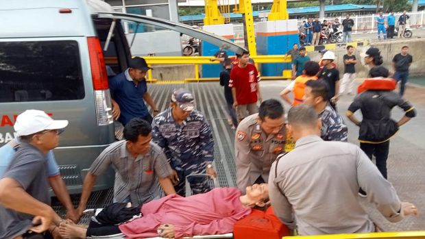 Momen TNI-Polri Kompak Evakuasi Korban Kebakaran KMP Royce 1