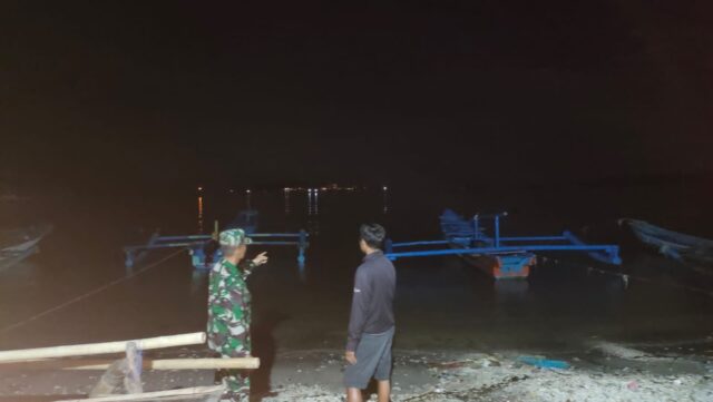 Gempa Yang Terjadi Di Wilayah Kecamatan Sumur, Anggota Koramil 0115/Cimanggu Pantau Situasi