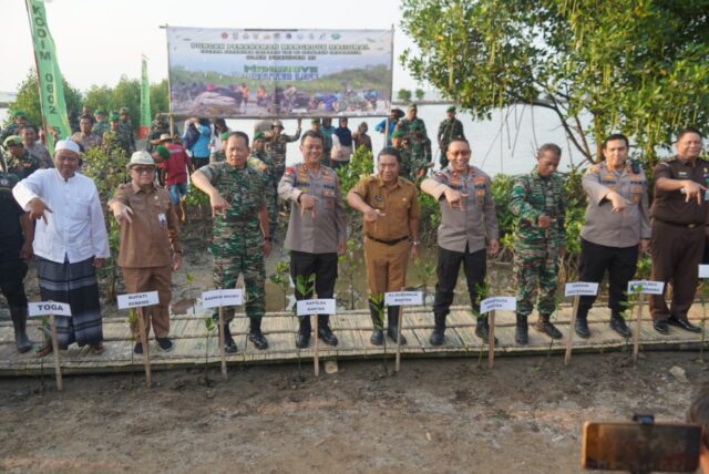 Digelar Serentak se-Indonesia, Kasrem 064/MY Pimpin Penanaman Bibit Mangrove di Wilayahnya