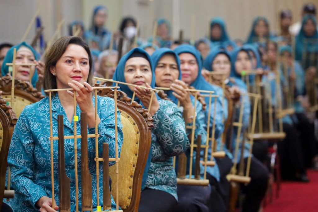 Lestarikan Budaya, TP PKK se-Provinsi Banten Latihan Angklung Bersama