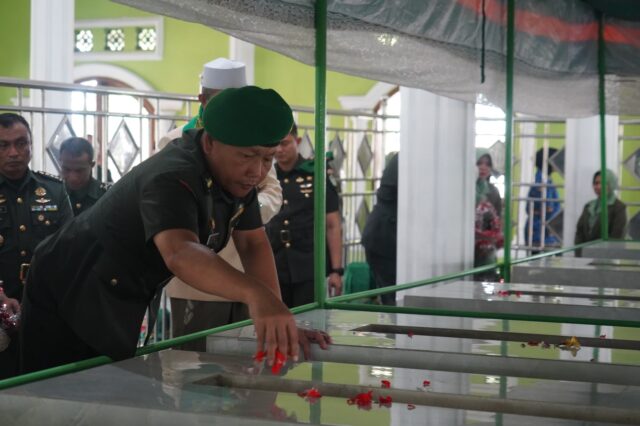 Jelang HUT Kodam III/ Siliwangi dan Korem 064/MY Kasrem Ziarah dan Tabur Bunga di TMP, Makam Sultan Maulana Yusuf Dan Sultan Hasanudin