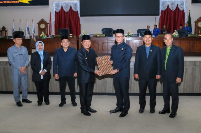 Pj Gubernur Banten Sampaikan Pendapat Raperda Tentang Pajak dan Retribusi Daerah