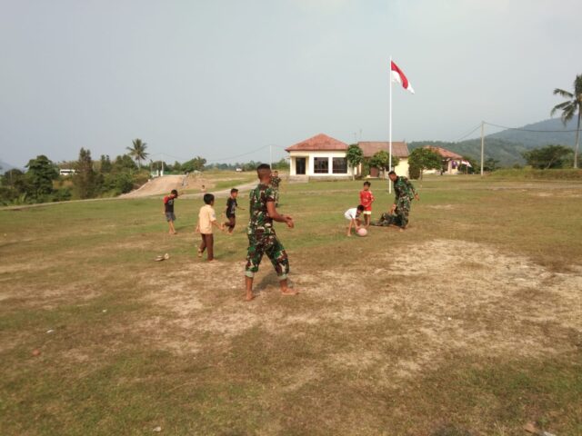 Lepas Jenuh, Satgas TMMD Kodim 0623/Cilegon Bermain Sepak Bola Bersama Anak-anak