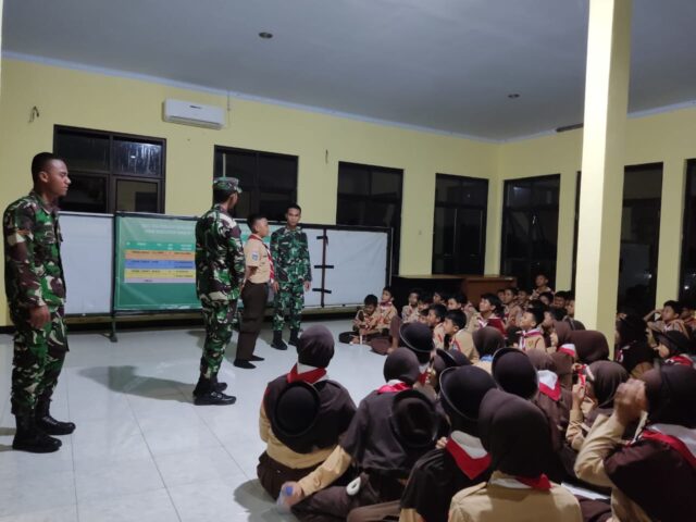 Anggota Satgas TMMD Berbagi Pengalaman Menjadi Prajurit TNI dengan Siswa SD