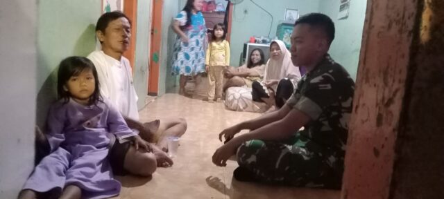 Kesasar, Dua Anak Kecil Ini Dibantu Anggota Denbekang III/4 Untuk Kembali Kerumah