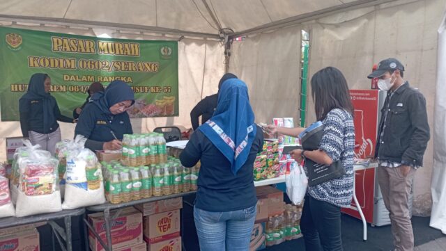 Stand Pasar Murah Kodim 0602 Serang Di Alun-alun Kota Serang Diserbu Warga