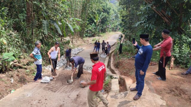 Perbaiki Jalan Rusak, Kades Cibarani Bersama Warganya Perbaiki Jalan Dengan Swadaya