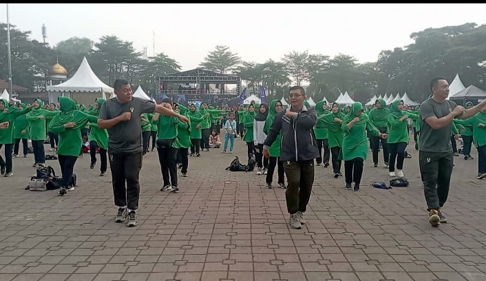 Anggota TNI Jajaran Kodim 0602/Serang dan Persit KCK Cab XXXIV Dim 0602 Serang Senam Bersama