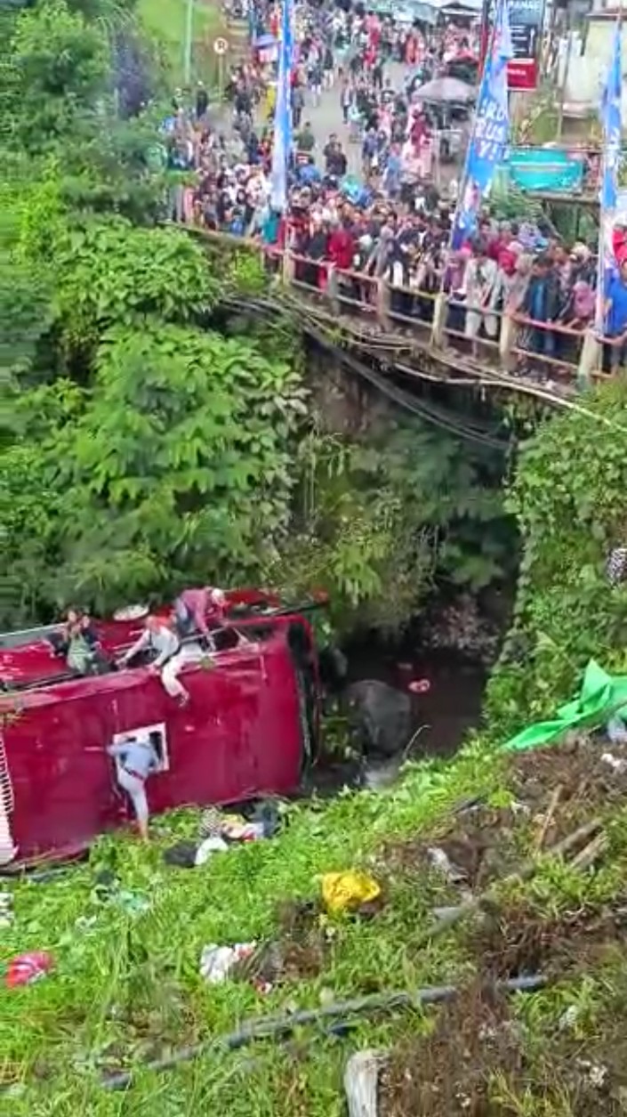 Rombongan Bus Wisata Warga Tangsel Terjun ke Kali, Dua Orang Kritis