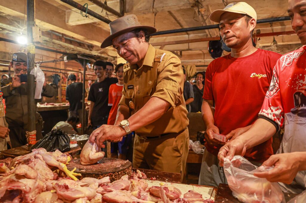 Pantau Harga di Pasar Rau Kota Serang, Pj Gubernur Banten Jadi Tukang Ayam Potong Dadakan Pantau Harga di Pasar Rau Kota Serang, Pj Gubernur Banten Jadi Tukang Ayam Potong Dadakan