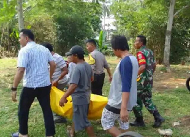 Warga Temukan Mayat, Babinsa Koramil 0110/Labuan Datangi Tempat Kejadian