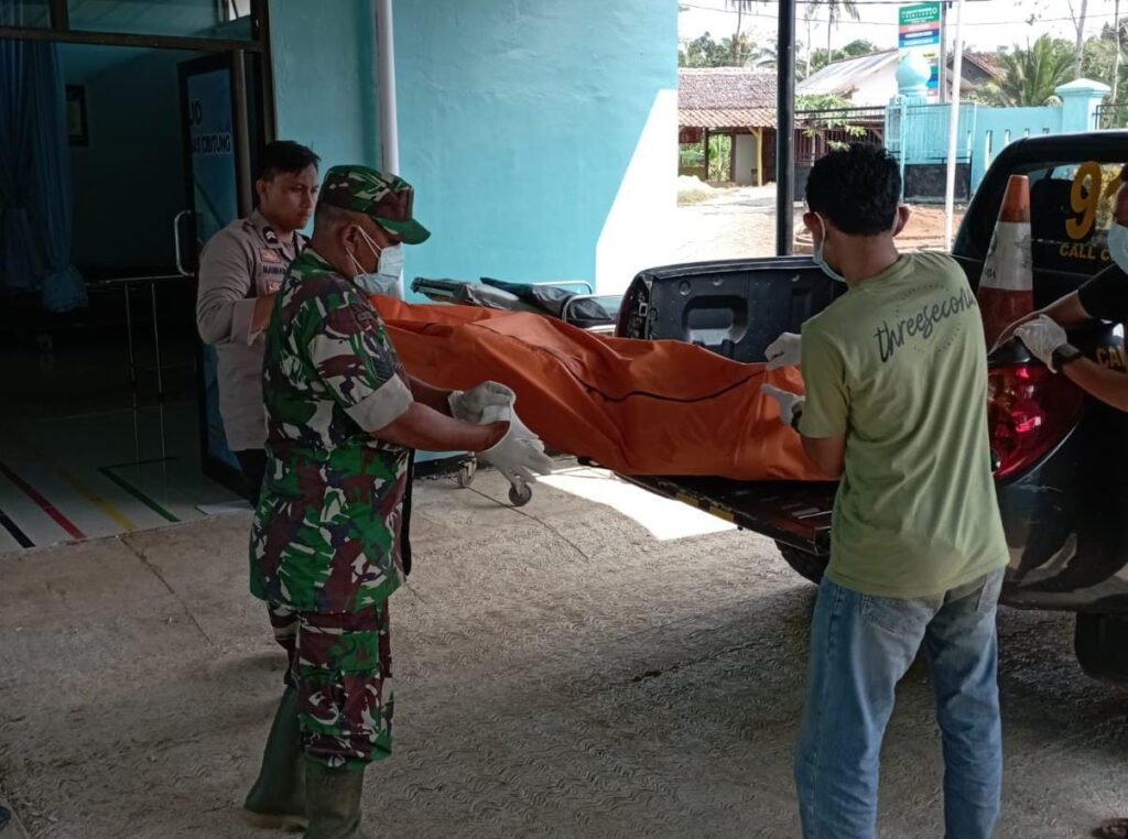 Anggota Koramil 0113/Cibaliung Bantu Evakuasi Penemuan Mayat Di Pantai Ciarsangu