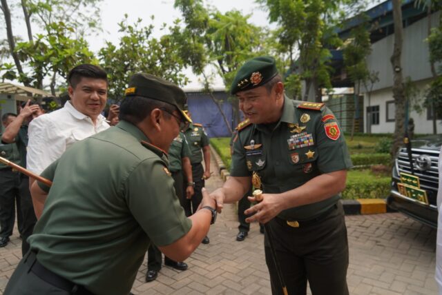 Danrem 064/MY Dampingi Kunjungan Pangkostrad Ke PT Arwana Citramulia Tbk