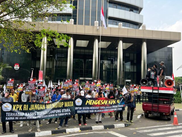 Demo di Depan Gedung KPK RI, AMPL Tuntut Pengungkapan Gratifikasi Bupati Lampung Utara