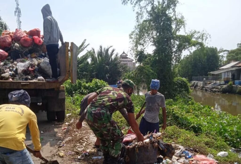 Peduli Kebersihan, Babinsa Koramil 0602-11/Tirtayasa Bersama DLH Kabupaten Serang Bersihkan Sampah di Bantaran Sungai Peduli Kebersihan, Babinsa Koramil 0602-11/Tirtayasa Bersama DLH Kabupaten Serang Bersihkan Sampah di Bantaran Sungai