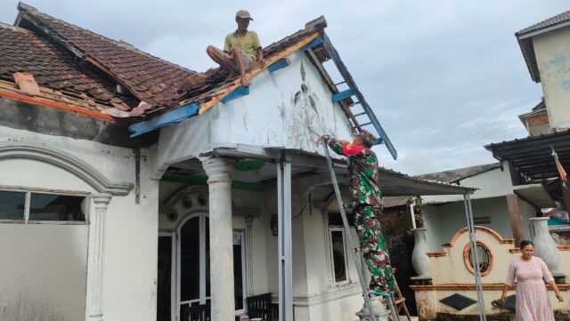 Anggota Koramil 0115/Cimanggu Turun Langsung Bantu Korban Bencana Puting Beliung