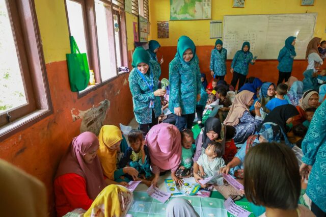 Cegah Stunting, Pj Ketua TP PKK Provinsi Banten Tine Al Muktabar Edukasi Ibu Baduta Melalui Permainan