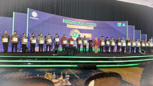 Pj Gubernur Banten Raih Penghargaan Pembina K3 Kemenakertrans RI