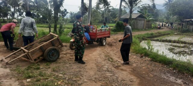 Babinsa 0104/Cimanuk, Berikan Motivasi Gotong Royong Bersama Warga