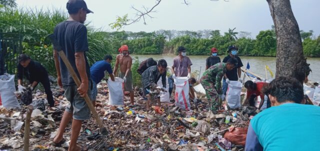 Kades Tirtayasa Gotong Royong Bersama Warga Membersihkan Sampah di Bantaran Sungai Ciujung