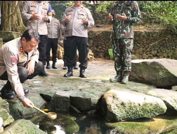 Tradisi Pencucian Pataka, Polda Banten Ambil Air Suci di Batu Qur’an Pandeglang