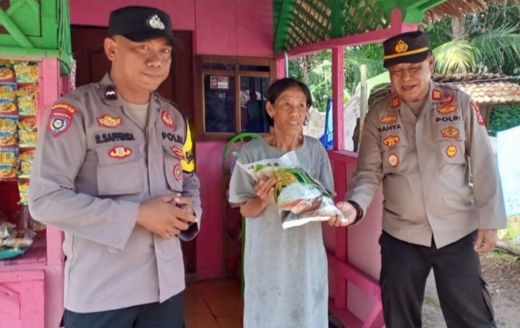 Puluhan Warga Desa Pagelaran Terima Bantuan Beras dan Santunan Sambut HUT Bhayangkara Ke 77, Begini Kata Kapolsek Pagelaran