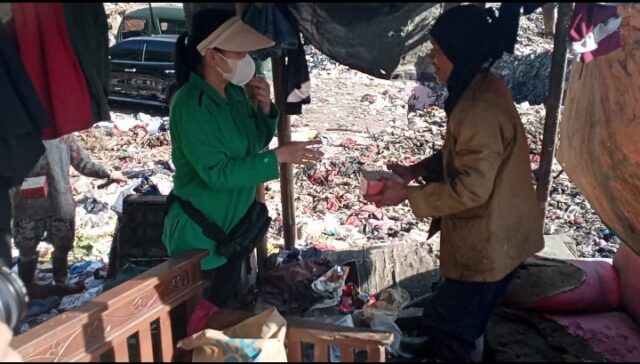 Berbagi Kasih Di Jumat Berkah, Persit Cabang XXXIV Dim 0602 Serang