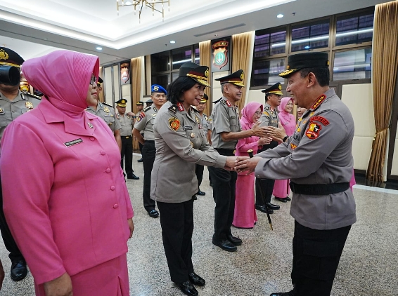 Kapolri Sematkan Tanda Kehormatan Bintang Bhayangkara Pratama ke 22 Pati Polri