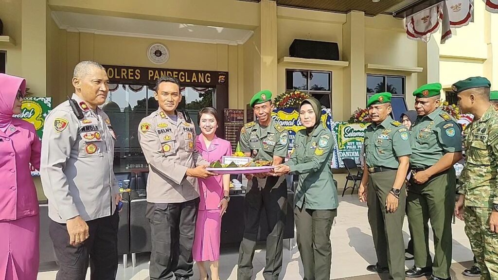 Kasdim 0601/Pandeglang, Datangi Mapolres Berikan Kejutan Dalam Rangka HUT Bhayangkara Ke-77