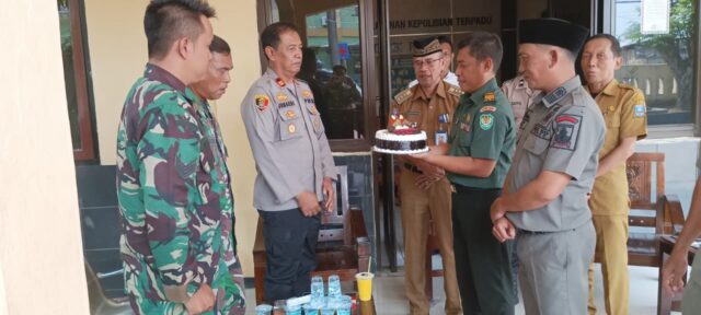 Sinergi TNI-Polri, Danramil Pontang Bawakan Kue Ulang Tahun Untuk Kapolsek Di HUT Bhayangkara ke 77