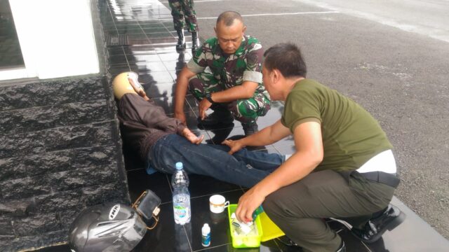 Anggota Piket Jaga Kodim 0602/Serang Bantu Masyarakat Yang Alami Kecelakaan