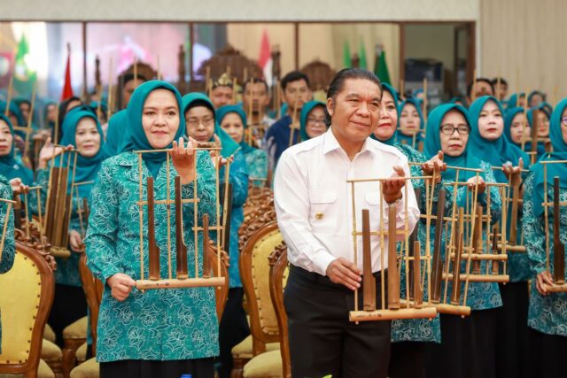 Lestarikan Seni Budaya, Pj Gubernur Ikuti Latihan Angklung Bersama TP PKK se-Provinsi Banten