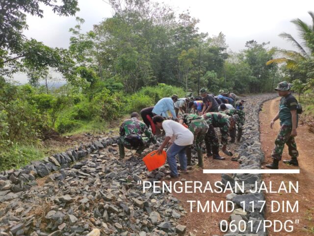 Hari Kedua TMMD Ke-117 Kodim 0601/Pandeglang, Satgas TMMD Bersama Warga Mulai Pemasangan Batu Makadam