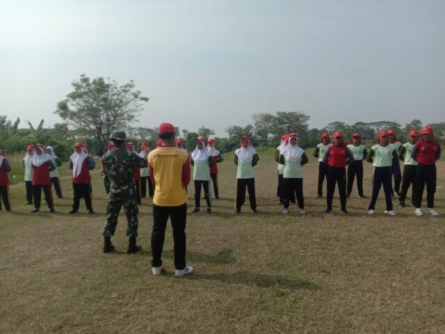 Jelang HUT RI ke-78, Babinsa Tirtayasa Latih Paskibraka Tingkat Kecamatan