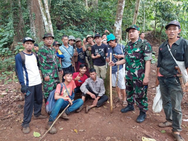 Anggota Koramil 0112/Jiput bersama warga Lakukan Pencarian Orang Hilang Di Kaki Gunung Aseupan