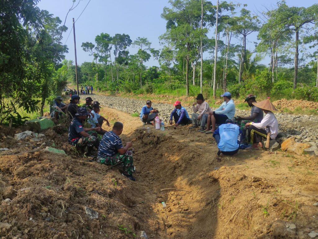 Manfaatkan Waktu, Anggota Satgas TMMD 117 Kodim 0601/Pdg Lakukan Komsos Dengan Warga