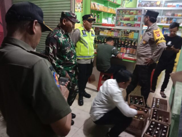 Puluhan Botol Miras Diamankan Personel Patroli Gabungan Koramil 0602-21/Kopo