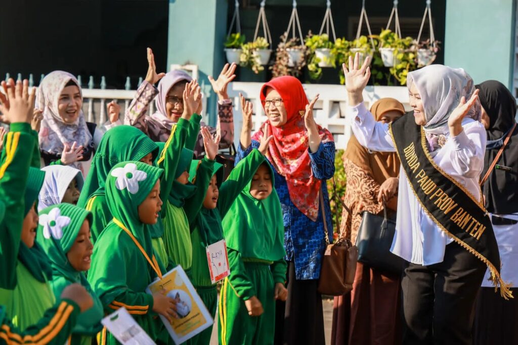 Kampanyekan Hidup Sehat, Bunda PAUD Provinsi Banten Tine Al Muktabar Ajak Siswa Senam