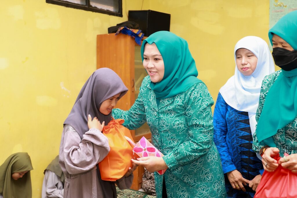 TP PKK Provinsi Banten Salurkan Bantuan Kepada Yatim, Dhuafa, dan Lansia