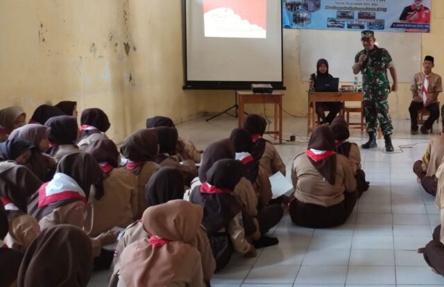 Beri Materi Wawasan kebangsaan, Anggota Satgas TMMD 117 Kodim 0601/Pandeglang Semakin Dekat Dengan Siswa-Siswi SMK di Patia