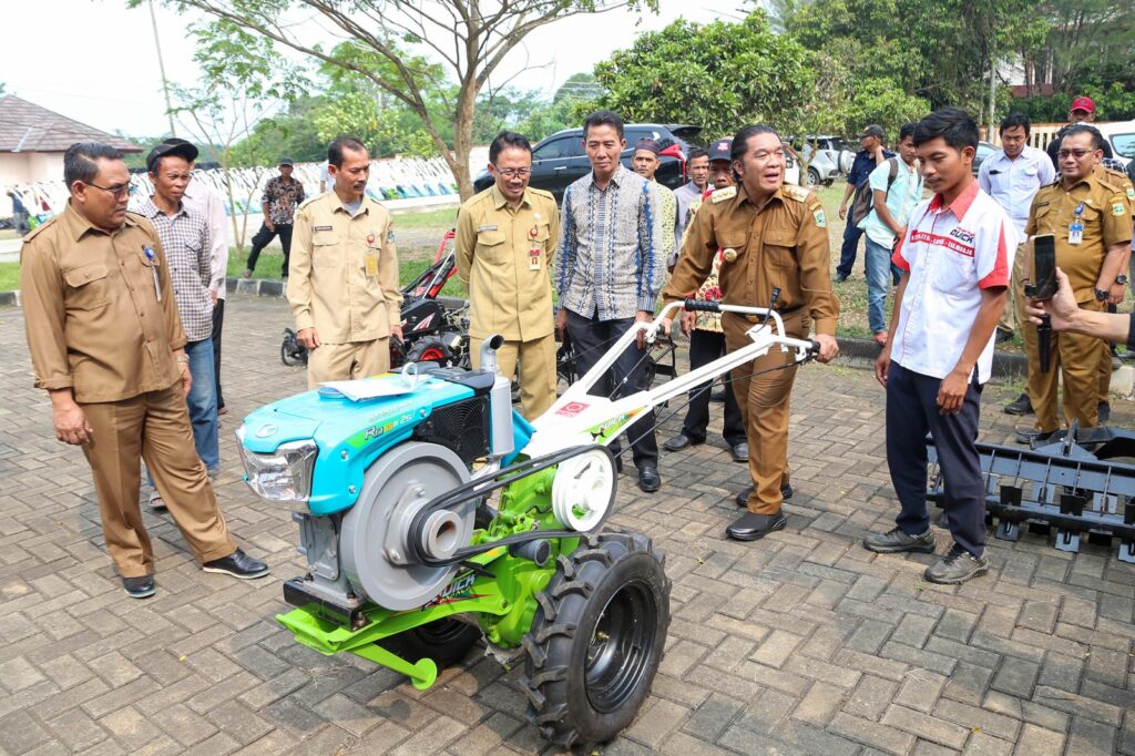 Pj Gubernur Banten Serahkan Bantuan Traktor Kepada Kelompok Tani