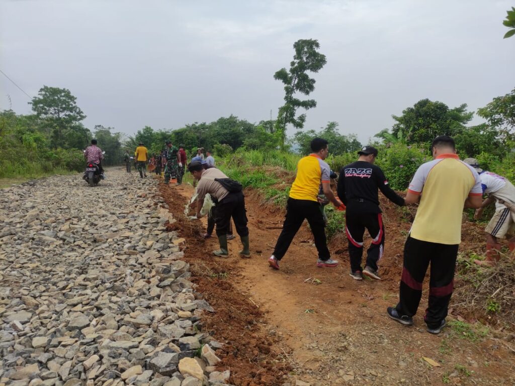 Satgas TMMD 117 Kodim 0601/Pandeglang Genjot Pembuatan Jalan Patia Nabeng