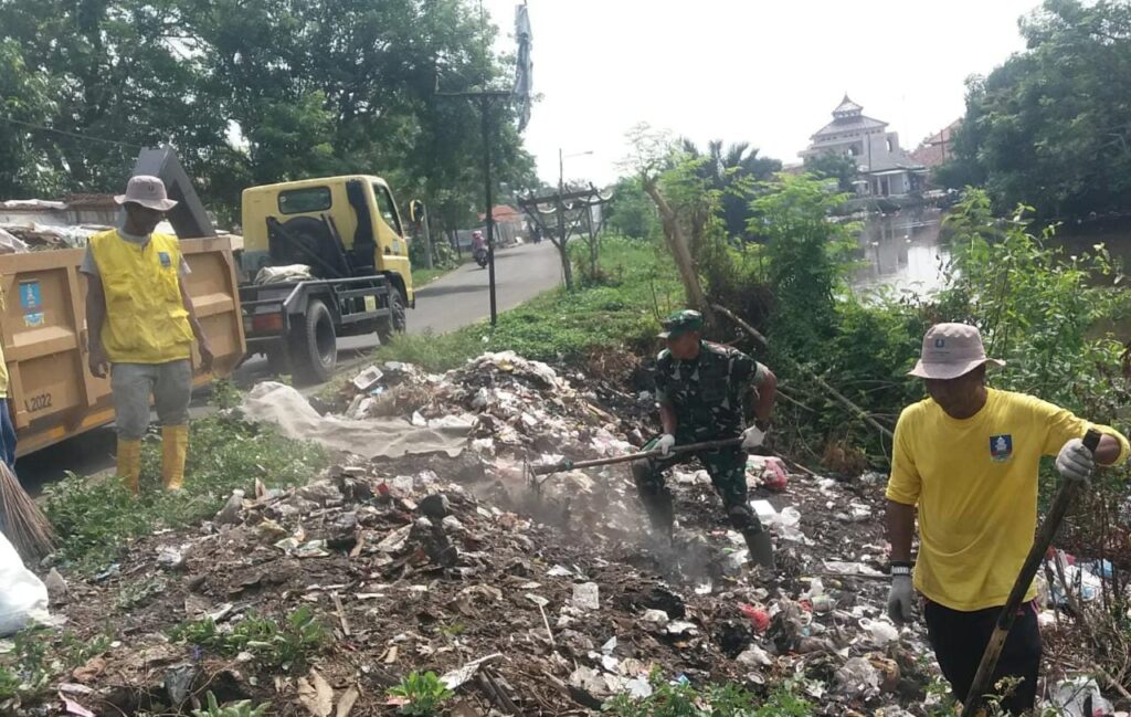 Danramil 0602-11/Tirtayasa Kodim Serang Bersihkan Sampah Bersama DLH Kabupaten Serang