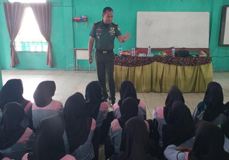 Danramil 0602-19/Cikande Kodim Serang Berikan Wasbang Di SMK Insan Mulya