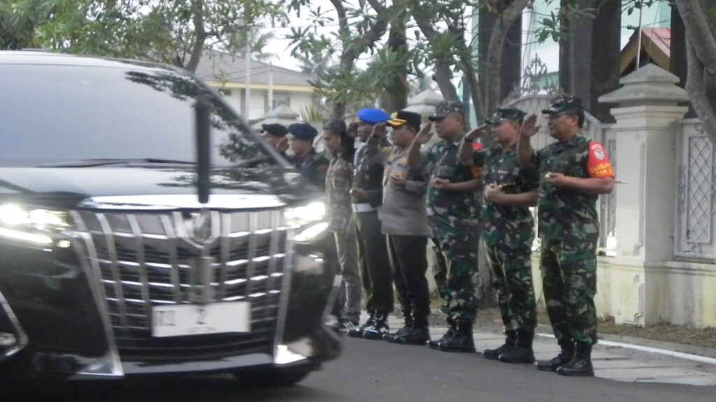 Dandim 0602/Serang Dampingi Danrem 064/MY Sambut Kedatangan Wakil Presiden RI