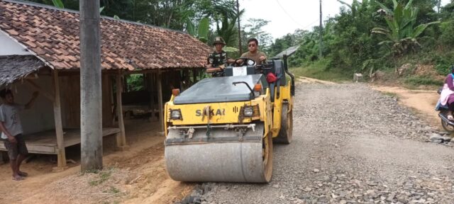 Padatkan Jalan, Satgas TMMD 117 Kodim 0601/Pandeglang Gunakan Alat Berat