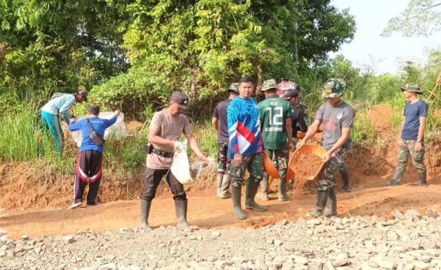 Karung Bekas Jadi Sarana Angkut Di TMMD 117 Kodim 0601/Pandeglang